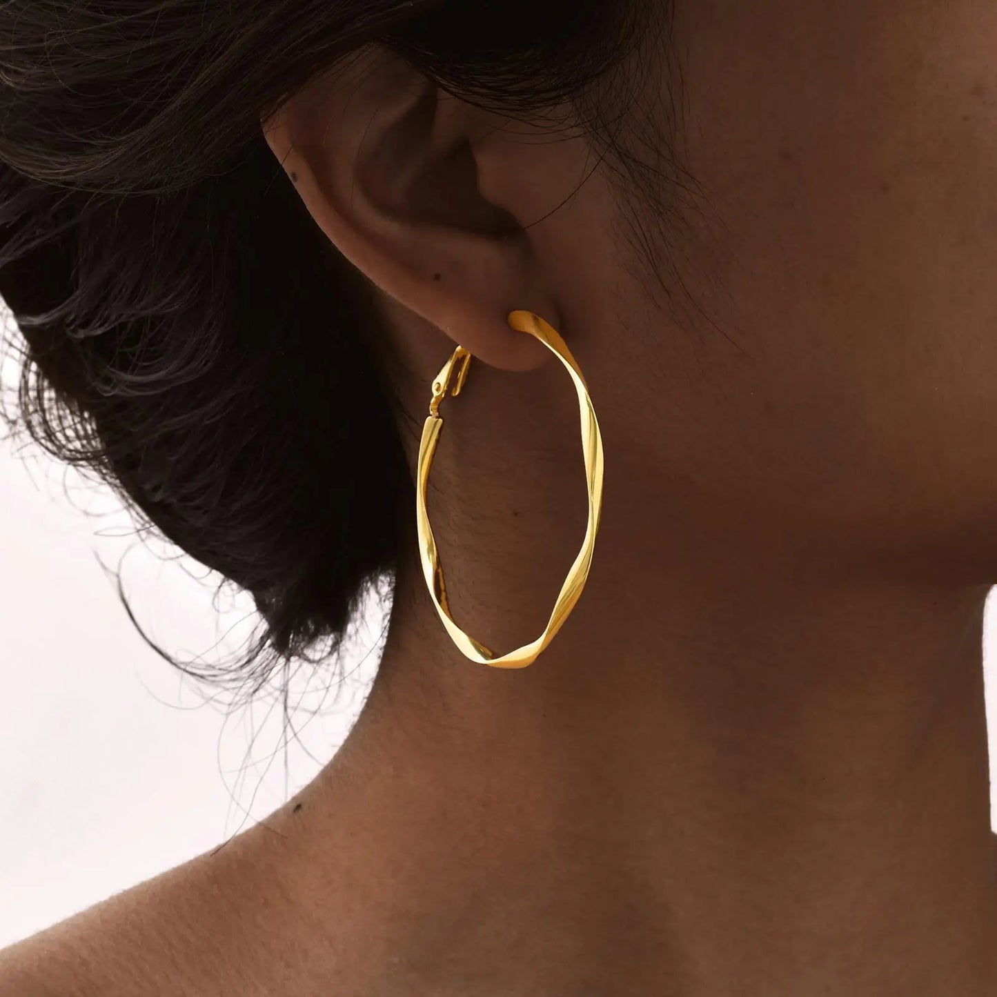 Kyloira Twist – Elegante Kreolen in gedrehter Optik